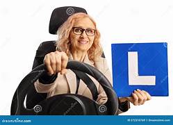 Mujer aprendiendo a conducir