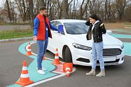 Mujer aprendiendo a estacionar