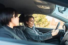 Mujer conduciendo segura